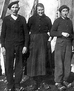 Jeanne Agouau en 1942 avec ses parents 